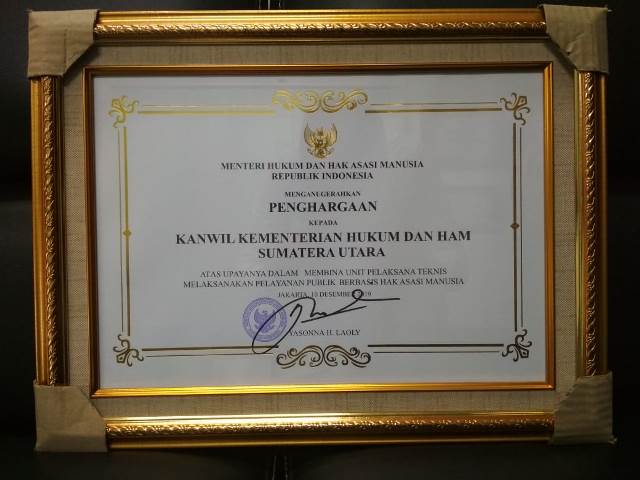 Penghargaan yang Diserahkan Oleh Kabid HAM3