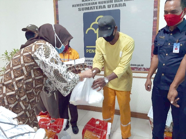 ZZBerbagi Di Tengah Pandemi Covid 19 Persatuan Pengajian Kanwil Kemenkumham Sumut Berikan Bantuan Paket Sembako3