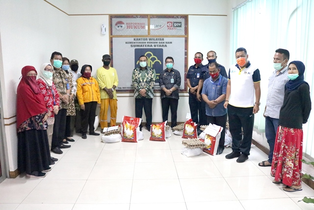 ZZBerbagi Di Tengah Pandemi Covid 19 Persatuan Pengajian Kanwil Kemenkumham Sumut Berikan Bantuan Paket Sembako4