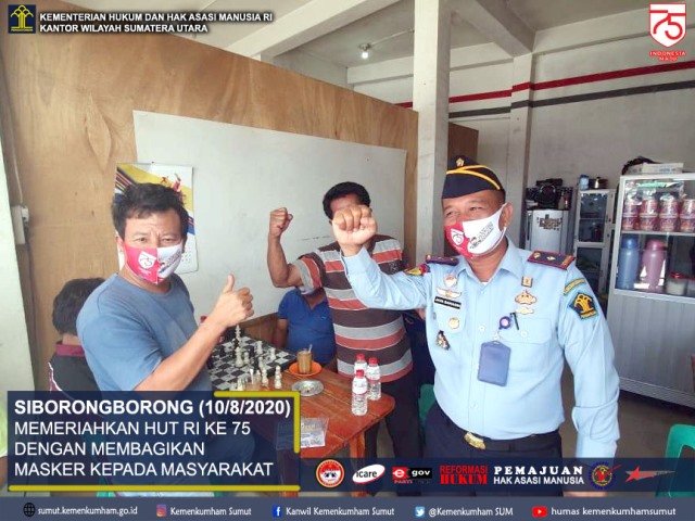 ZZMEMERIAHKAN HUT RI KE 75 DENGAN MEMBAGIKAN MASKER KEPADA MASYARAKAT