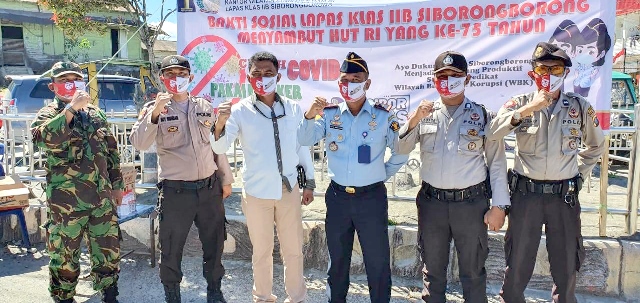 ZZMEMERIAHKAN HUT RI KE 75 DENGAN MEMBAGIKAN MASKER KEPADA MASYARAKAT10