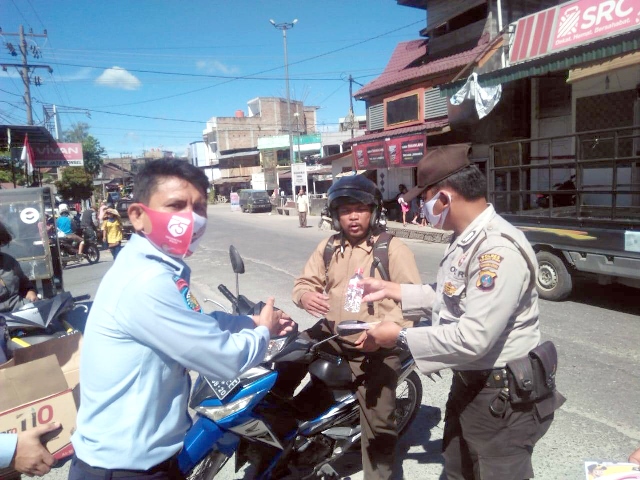 ZZMEMERIAHKAN HUT RI KE 75 DENGAN MEMBAGIKAN MASKER KEPADA MASYARAKAT6