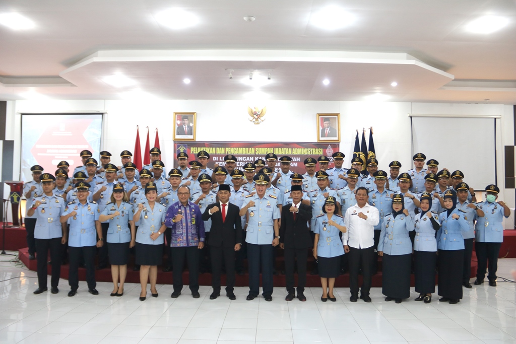ZZZ52 Orang Pejabat Administrasi11