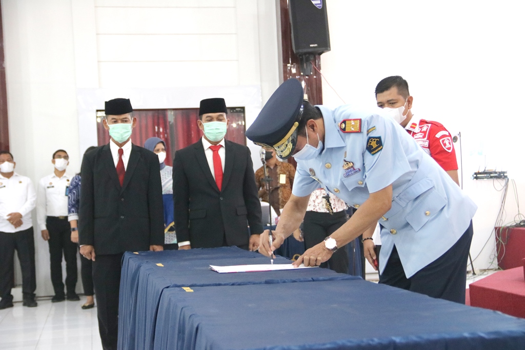 ZZZ52 Orang Pejabat Administrasi2