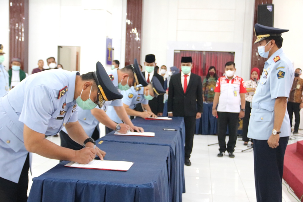 ZZZ52 Orang Pejabat Administrasi3