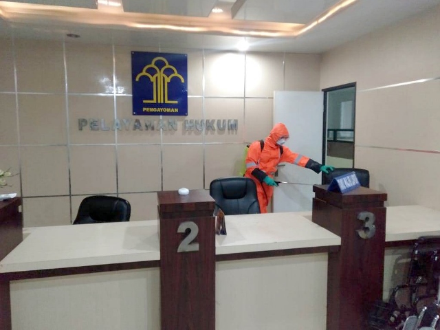 zCegah Penyebaran Corona Virus Disease COVID 19 Kanwil Kemenkumham Sumut Lakukan Penyemprotan Disinfektan5