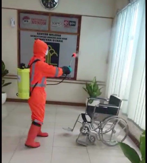 zCegah Penyebaran Corona Virus Disease COVID 19 Kanwil Kemenkumham Sumut Lakukan Penyemprotan Disinfektan9